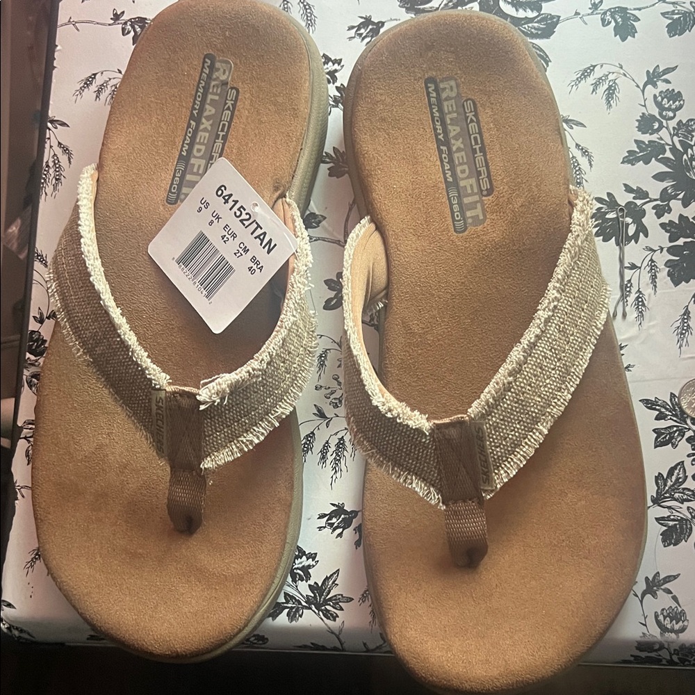 Skechers Tan and Brown Flip-Flops